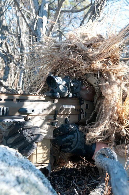 FN SCAR-H в руках бойца ВМС США.