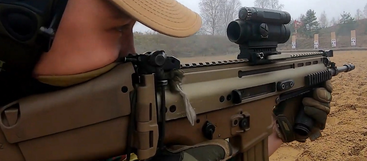 SCAR-L с оптическим прицелом на фотографии бельгийского образца.